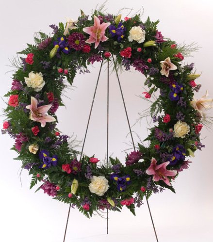 Traditional Wreath – Ottawa Flowers Inc.